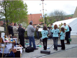 Blasen am Maibaum in Hohenaltehim
