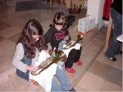 Instrumente putzen vor dem 1. groen Auftritt