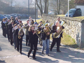 Konfirmandengruppe musikalisch zur Kirche begleiten