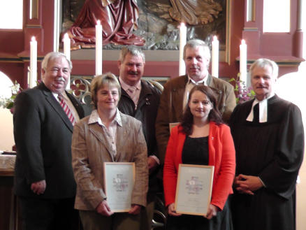 Heike Weng und Ilona Beck wurden fr 25 Jahre Blserdienst ausgezeichnet; Richard Mittring und Friedrich Strau wurden fr 40 Jahre Blserdienst ausgezeichnet